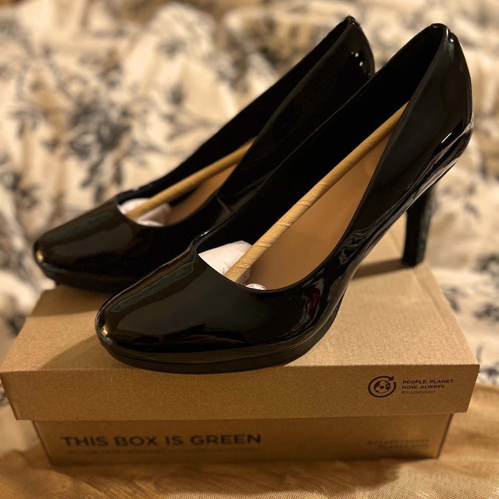 🌸💕NIB Clark’s collection Patton, leather size 10